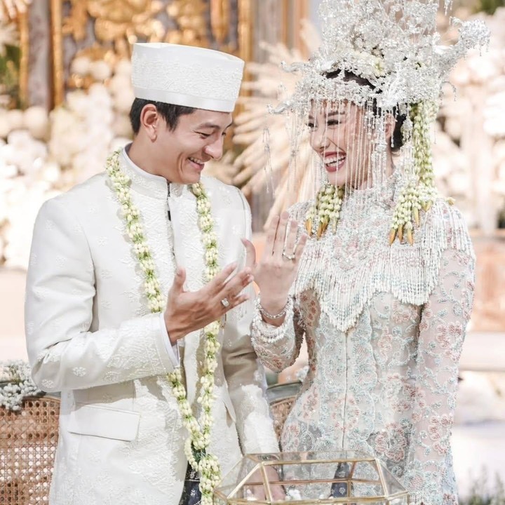 <p>Pembalap mobil Rio Haryanto resmi menikah dengan pujaan hatinya, Athina Papadimitriou, pada Kamis (5/12/24). Akad nikah keduanya digelar secara tertutup dan hanya dihadiri oleh kerabat dan sahabat dekat, Bunda. (Foto: Instagram @rharyantoracing)</p>
