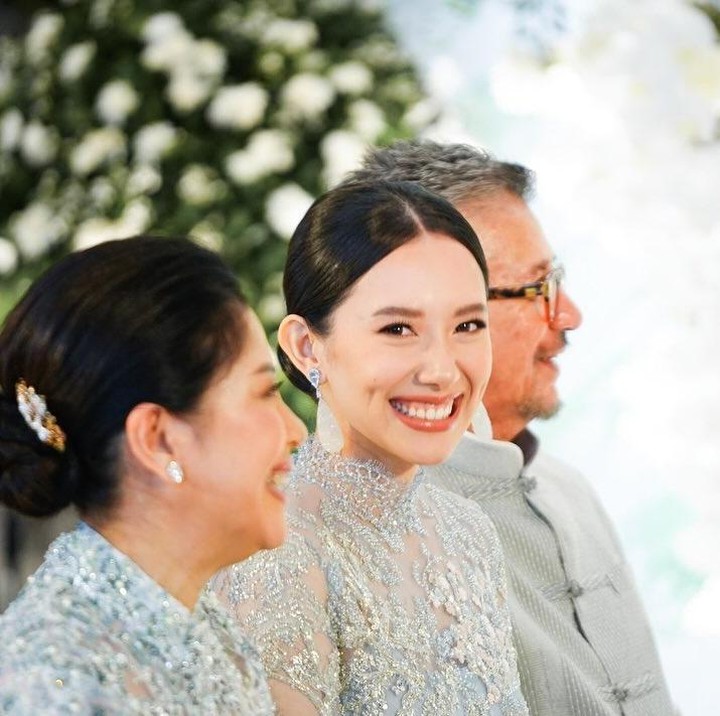 <p>Sebelum resmi menikah, Athina menggelar acara lamaran pada Mei lalu. Paras cantik Athina yang mengenakan kebaya berwarna biru muda juga sempat menjadi perbincangan. Athina selalu memamarkan senyum manisnya selama acara berlangsung. (Foto: Instagram @sandiuno)</p>
