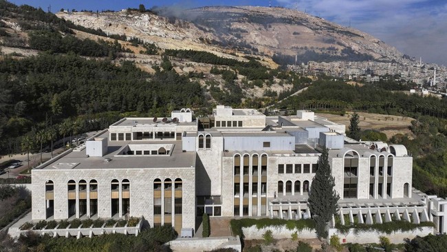 FOTO: Penampakan Rumah Mewah Bashar Al Assad Dibajak Warga Suriah