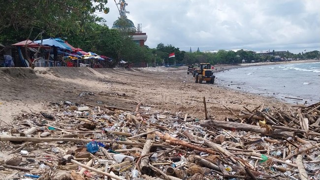 Sampah-sampah kiriman yang terdampar di daerah pesisir Bali sudah terjadi sejak akhir November lalu karena intensitas hujan yang meningkat.