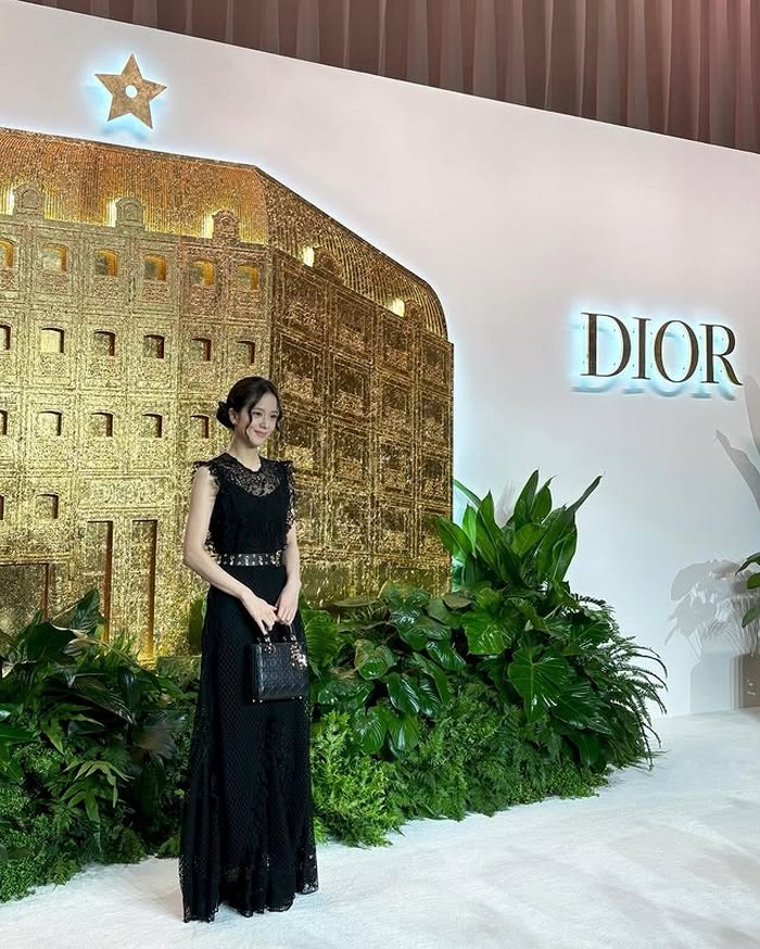 Sebagai duta global Dior sejak tahun 2021, Jisoo telah menjalin kerja sama erat dengan direktur kreatif Dior, Maria Grazia Chiuri./ Foto: instagram.com/sooyaaa__