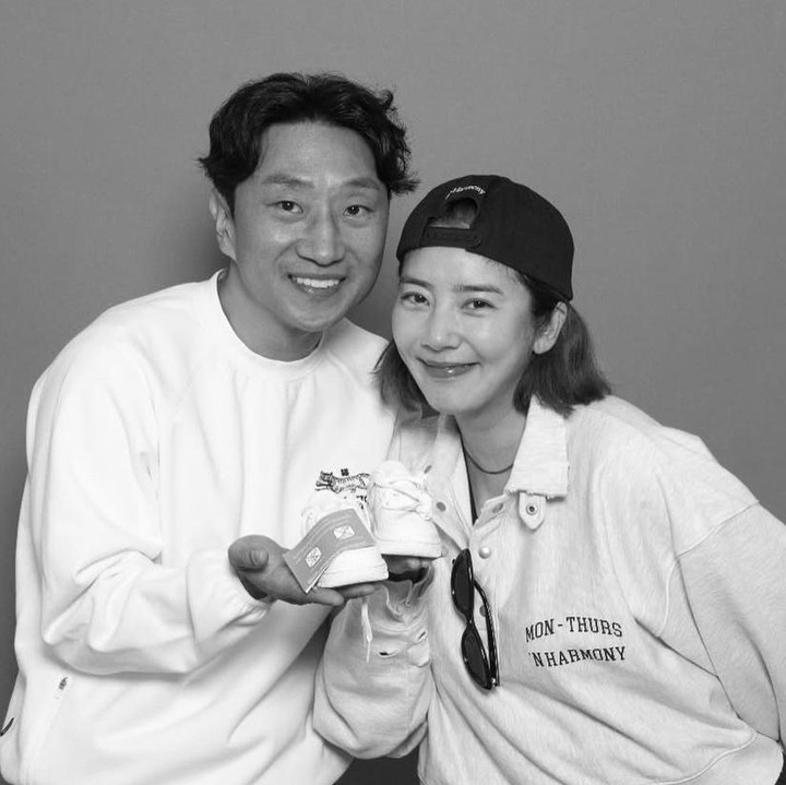 <p>Selain itu, Son Dam Bi dan Lee Kyou Hyuk juga memamerkan sepatu calon anak mereka. Senyum merekah terlihat begitu bahagia di wajah pasagan yang menikah pada 13 Mei 2022 di Grand Hyatt Hotel di Hannam-dong, Yongsan-gu, Seoul, Korea Selatan.(Foto: @xodambi)</p>
