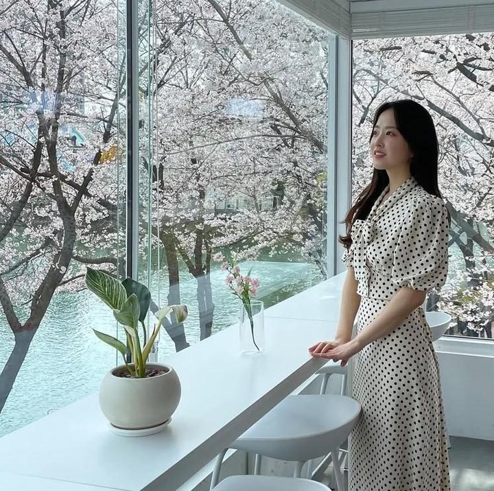 <p>Selanjutnya ada summer dress putih dengan corak polkadot hitam yang cocok untuk acara semi-formal. Inspirasi outfit ala Park Bo Young yang satu ini dijamin bikin Bunda terlihat manis dan anggun, lho. (Foto: Instagram @boyoung0212_official)</p>