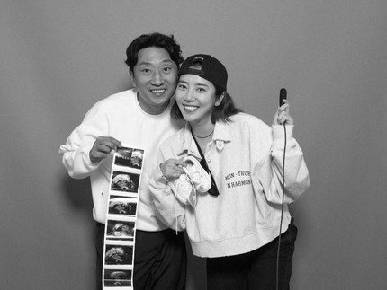 5 Potret Seru Maternity Shoot Son Dam Bi Bersama Suami, Energik di Usia 41 Th
