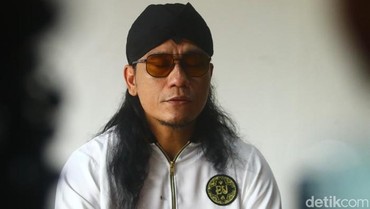 img-title Perdana Ceramah di Publik, Miftah Maulana Nangis Lihat Para Jemaah yang...