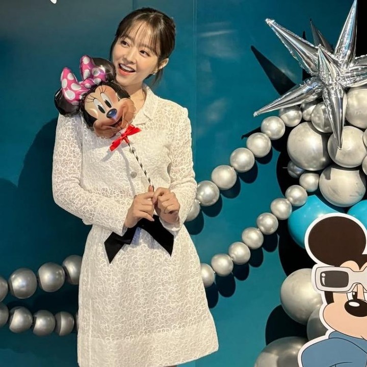 <p>Tampil dalam acara Disney+, OOTD Park Bo Young satu ini banyak dipuji, lho Bun. Pilihan dress putih lengan panjang dengan belt hitam berpita akan sangat cocok dikenakan dalam acara semi-formal. (Foto: Instagram @boyoung0212_official)</p>