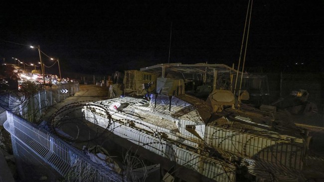FOTO: Tank-tank Israel Kuasai Golan, Dobrak Pagar Pasukan Suriah