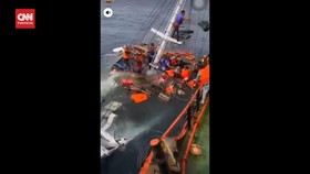 VIDEO: Kapal Layar Tenggelam Dihantam Gelombang, 2 Tewas, 1 Hilang