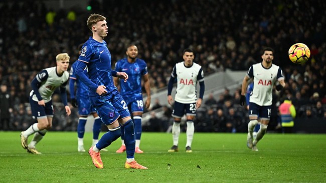 Chelsea berhasil comeback dramatis berujung kemenangan 4-3 atas Tottenham Hotspur di pekan ke-15 Liga Inggris, Minggu (8/12) waktu setempat.