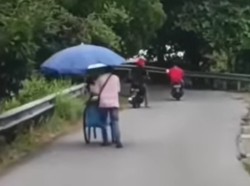 Bakul Pentolan di Ambon Viral Jalan Sempoyongan Usai Dicekoki Miras 4 Gelas