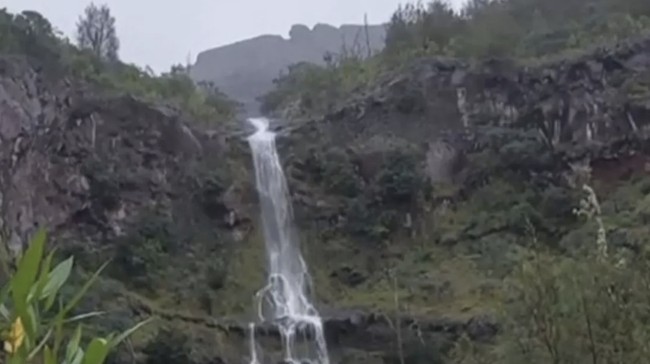 Sebuah video viral di media sosial menunjukkan air terjun dadakan muncul di Gunung Agung, Kabupaten Karangasem, Bali. Simak penjelasannya.