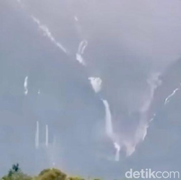 Viral Munculnya Air Terjun Dadakan di Gunung Agung Bali, Ini Penjelasan dari BMKG!