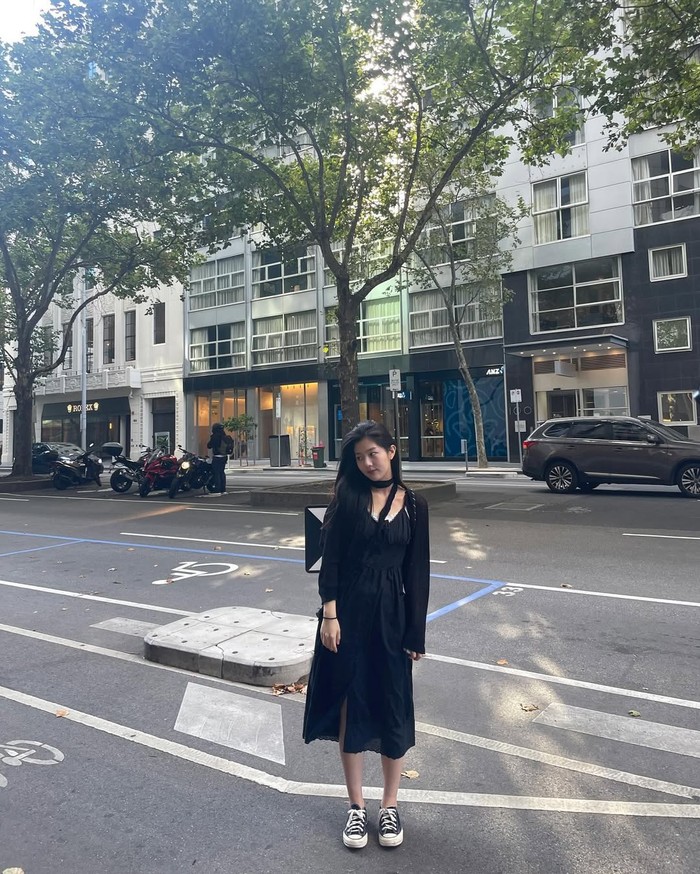 All Black Outfit, Ia menggunakan midi dress yang dipadukan dengan cardigan, untuk lebih chill dan simpel, perempuan kelahiran 2002 ini menggunakan sneakers dengan tambahan syal sebagai fashion statement./ Foto: instagram.com/su1023_/