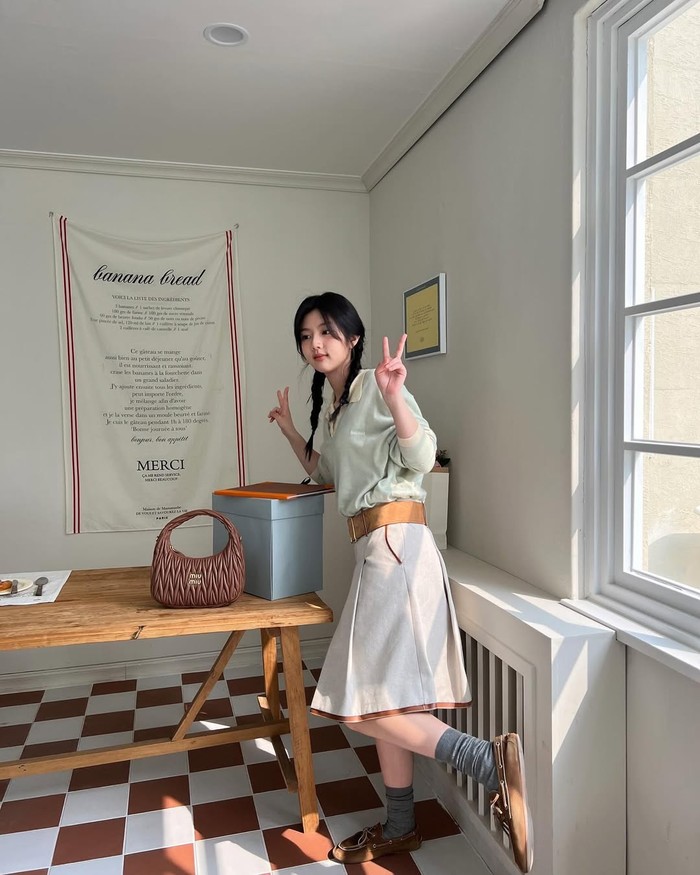 Another cutesy outfit ala Eun Soo dengan layering top berwarna sage dan beige yang dipadukan dengan rok selutut dengan warna beige. Jangan lupa untuk memadukannya dengan flat shoes./ Foto: instagram.com/su1023_/