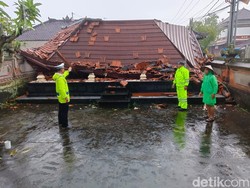 Bale Gong Ambruk Saat Hujan Deras di Tabanan, Kerugian Rp 150 Juta