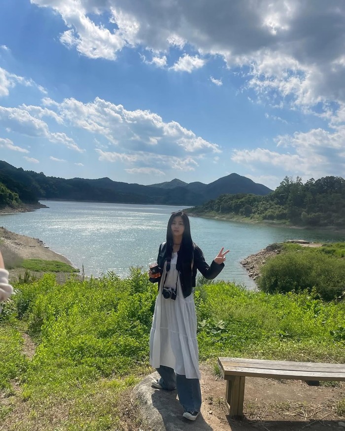 Bergaya trendy dengan dress over jeans yang membuatnya terlihat lebih feminin dan boyish di saat bersamaan. Eun Soo menggunakan midi dress putih dengan celana jeans dan crop leather jacket serta sneakers untuk tampil lebih kece./ Foto: instagram.com/su1023_