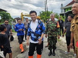 Gerak Cepat Emil Dardak Bantu Masyarakat Terdampak Banjir di Sidoarjo