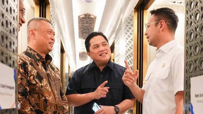 Menteri BUMN Erick Thohir bersama Utusan Khusus Presiden Raffi Ahmad menjajal kereta langsung tanpa transit dari Stasiun Gambir ke Stasiun Semarang Tawang.