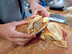 Viral Kisah Miliarder Thailand yang Dulu Hidup Mewah Kini Jadi Penjual Roti di Jalan