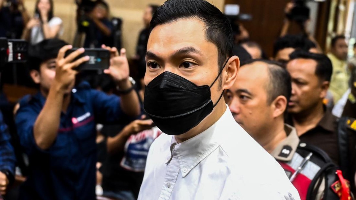 FOTO: Harvey Moeis Dituntut 12 Tahun Penjara