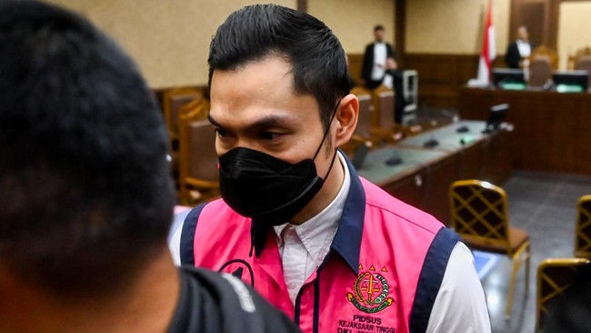 Hakim menjatuhkan pidana tambahan kepada Harvey Moeis berupa bayar uang pengganti Rp210 miliar di kasus yang merugikan keuangan negara hingga Rp300 triliun.