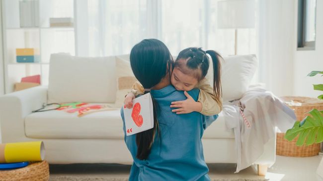 Memberi puisi bisa jadi cara untuk mencurahkan isi hati kita kepada ibu tersayang. Berikut kumpulan contoh puisi tentang Hari Ibu yang bisa mewakili isi hatimu.
