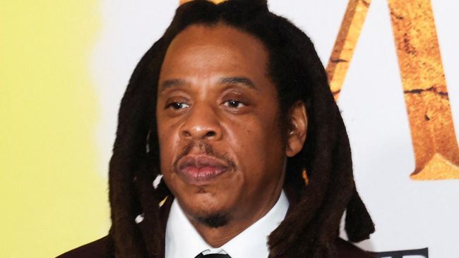 Jay-Z muncul bersama istri, anak, dan mertuanya satu hari setelah minta pengadilan membatalkan gugatan pemerkosaan yang menjeratnya.