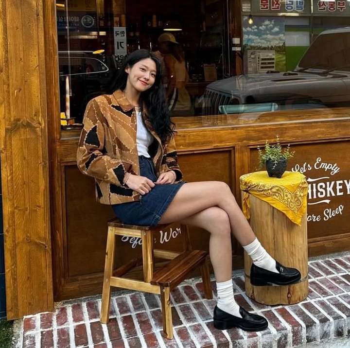 <p>Kalau sebelumnya bernuansa vintage, kali ini padanan rok ala Seolhyun penuh akan sentuhan retro. Kaus putih berlapis jaket cokelat bermotif dipadukan dengan rok denim simpel menciptakan gaya santai dan modis, lho Bunda. (Foto: Instagram @s2seolhyuns2)</p>