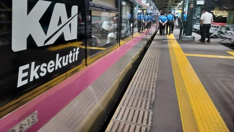 Kereta eksekutif Direct Train Jakarta-Semarang Kereta eksekutif Direct Train Jakarta-Semarang