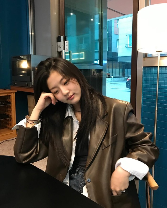 Lebih formal lagi, ia menggunakan mode layering outfit dengan tank top hitam yang dipadukan dengan kemeja dan dibalut lagi dengan leather blazer cokelat dan celana jeans untuk tampil lebih edgy./ Foto: instagram.com/su1023_/