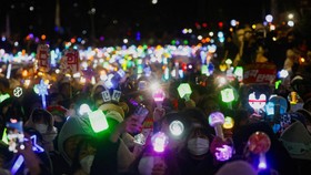 FOTO: Lightstick K-pop 'Menyala' di Demo Pemakzulan Presiden Yoon