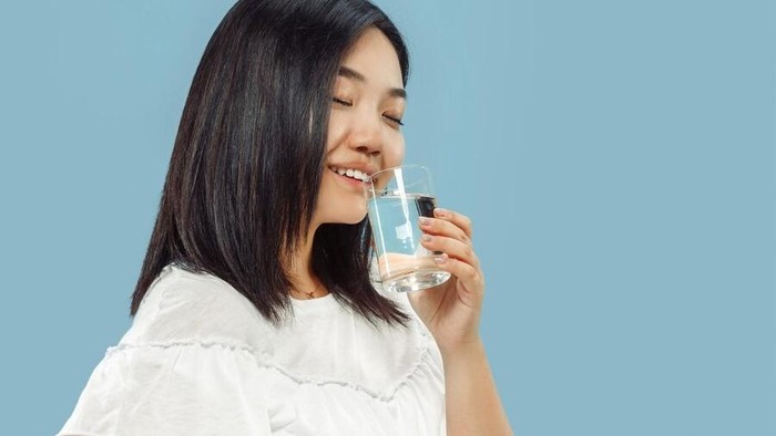 Minum Air Dingin atau Hangat, Mana yang Lebih Cepat Turunkan Berat Badan? Ini Jawabannya