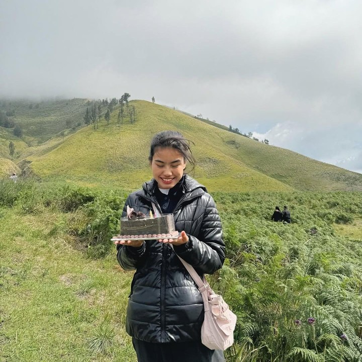 <p>Putri pertama presenter Alya Rohali, Namira Adjani Ramadina, baru saja merayakan ulang tahun ke-25. Perempuan yang akrab disapa Jani ini berulang tahun pada 8 Desember 2025. (Foto: Instagram @namiradjani)</p>