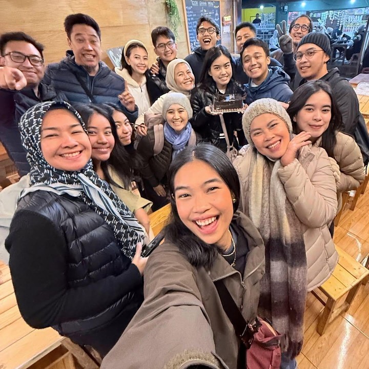 <p>Sang Bunda yang turut hadir perayaan ulang tahun menuliskan pesan dan harapannya untuk sang putri. "<em>Happy</em> 25 @namiradjani … sudah 1/4 abad hidup di dunia, <em>embrace your new adventures in life</em>," tulis Alya Rohali di Instagram. (Foto: Instagram @namiradjani)</p>