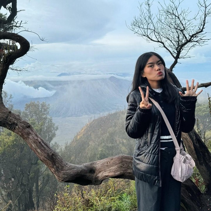 <p>Jani juga menuliskan harapannya di pertambahan usia ini. Ia berharap dapat melalui 'krisis' yang mungkin ditemui dalam hidup dengan mudah. <em>happy birthday to me!</em><br />memasuki umur yang katanya <em>‘quarter life crisis</em>’ hihi. <em>hope I can get through it all with ease</em>, aamin," tulisnya. (Foto: Instagram @namiradjani)</p>