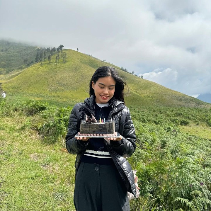 <p>Perayaan ulang tahun ini tampaknya berbeda dari tahun-tahun sebelumnya. Tahun ini, Jani merayakan pertambahan usia di kawasan Gunung Bromo. Perempuan kelahiran Jakarta ini membagikan potret-potret tersebut di akun media sosial miliknya. (Foto: Instagram @arohali)</p>