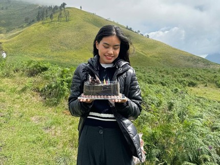 5 Potret Namira Adjani Putri Alya Rohali Rayakan Ultah Ke-25 di Bromo