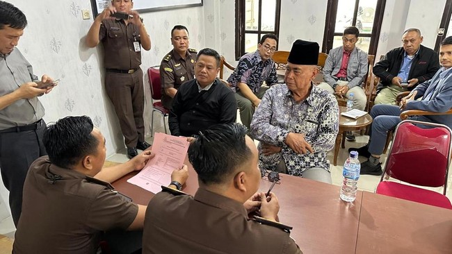 Bareskrim Polri melimpahkan barang bukti dan pimpinan Ponpes Al-Zaytun Panji Gumilang ke Kejaksaan Negeri Indramayu.