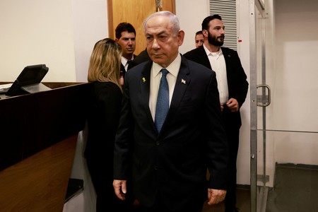 perdana-menteri-israel-benjamin-netanyahu-untuk-pertama-kalinya-bersaksi-dalam-sidang-kasus-korupsi-yang-dituduhkan-padanya-pa-1 perdana-menteri-israel-benjamin-netanyahu-untuk-pertama-kalinya-bersaksi-dalam-sidang-kasus-korupsi-yang-dituduhkan-padanya-pa-1