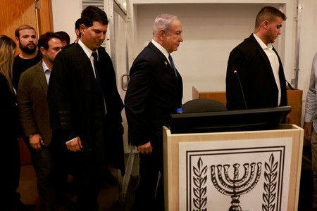 perdana-menteri-israel-benjamin-netanyahu-untuk-pertama-kalinya-bersaksi-dalam-sidang-kasus-korupsi-yang-dituduhkan-padanya-pa-2 perdana-menteri-israel-benjamin-netanyahu-untuk-pertama-kalinya-bersaksi-dalam-sidang-kasus-korupsi-yang-dituduhkan-padanya-pa-2