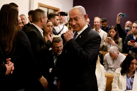 perdana-menteri-israel-benjamin-netanyahu-untuk-pertama-kalinya-bersaksi-dalam-sidang-kasus-korupsi-yang-dituduhkan-padanya-pa-4 perdana-menteri-israel-benjamin-netanyahu-untuk-pertama-kalinya-bersaksi-dalam-sidang-kasus-korupsi-yang-dituduhkan-padanya-pa-4