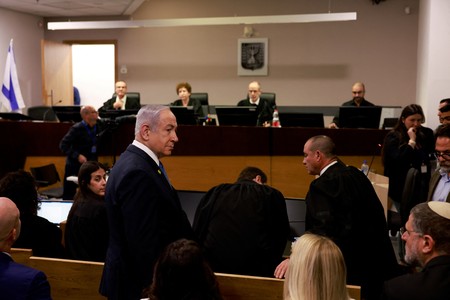 perdana-menteri-israel-benjamin-netanyahu-untuk-pertama-kalinya-bersaksi-dalam-sidang-kasus-korupsi-yang-dituduhkan-padanya-pa-5 perdana-menteri-israel-benjamin-netanyahu-untuk-pertama-kalinya-bersaksi-dalam-sidang-kasus-korupsi-yang-dituduhkan-padanya-pa-5