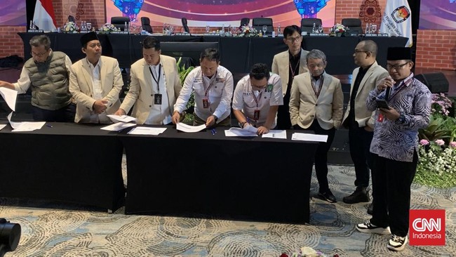 Saksi paslon nomor urut 3 Tri Rismaharini-Zahrul Azhar Asumta (Gus Hans) menolak menandatangani berita acara penetapan hasil rekapitulasi Pilgub Jatim 2024.