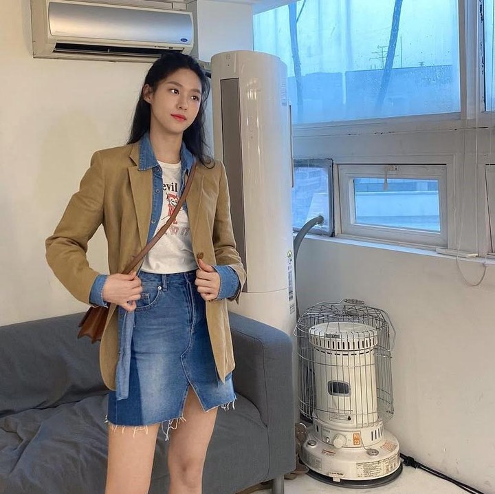 <p>Pilihan <em>outfit</em> berpadan rok Seolhyun satu ini tak kalah memesona. Ia mengenakan rok dan jaket berbahan jeans yang terlihat chic serta elegan. Untuk mempercantik tampilan, aktris ini memanfaatkan blazer moka yang manis. (Foto: Instagram @s2seolhyuns2)</p>