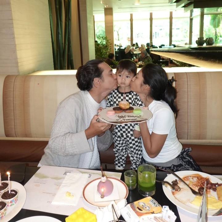 <p>"<em>Happy birthday</em> cantiknya Ibu," kata Canti. "Dua tahun Bebene (sapaan Nae)," papar Adipati dengan menyisipkan emotikon hati. (Foto: Instagram: @adipati)</p>