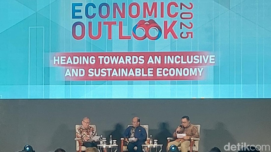 PT PLN &lpar;Persero&rpar; mengungkap untuk membangun infrastruktur transisi energi di Indonesia membutuhkan dana mencapai hampir Rp 4&period;000 triliun&period; Hal ini disampaikan dalam acara Economic Outlook 2025 di Hotel Raffles&comma; Jakarta Selatan&comma; Selasa &lpar;10&sol;12&sol;2024&rpar;&period;