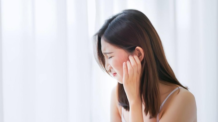 asian beauty woman has dry skin and scratching her face
