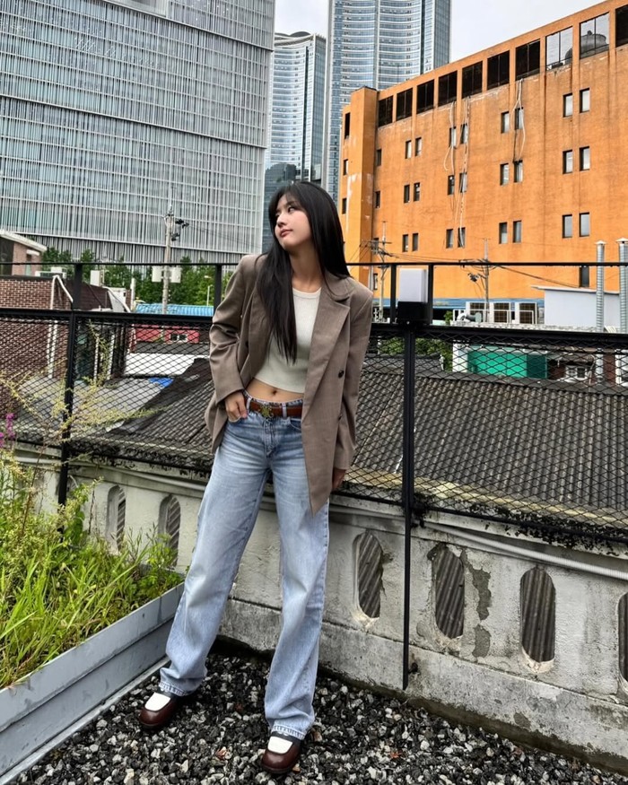 Semi formal untuk tampil pada acara tertentu, Eun Soo memilih tank top yang ia padukan dengan blazer cokelat dan celana jeans, serta loafers yang membuatnya tampil stylish./ Foto: instagram.com/su1023_/