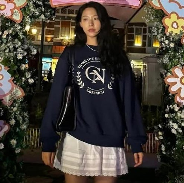<p>Seolhyun tampil <em>girly</em> dalam paduan rok pendek putih bersama <em>crewneck sweater dongker</em> lengan panjang. Ia melengkapi penampilannya dengan rambut panjang yang terurai bergelombang. (Foto: Instagram @s2seolhyuns2)</p>