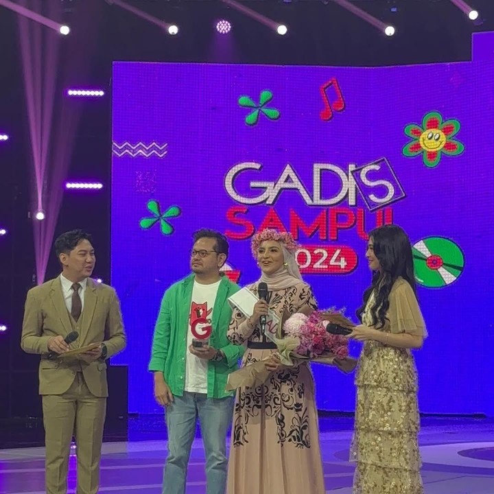<p>Tak hanya itu, Shakira juga terpilih sebagai Gadis Sampul Kehormatan 2024. Momen itu dibagikan langsung oleh Shakira di akun Instagram pribadinya. “Terimakasih banyak untuk juri Gadis Sampul Kehormatan 2024 atas kesempatan berharganya. Tidak percaya aku bisa ada di sini, mimpi kecil masa lampau yang sudah terkubur. Aku bersyukur bisa sampai di sini,” ungkapnya, dikutip dari laman Instagram @shakiraamirah. (Foto: Instagram@shakiraamirah)</p>